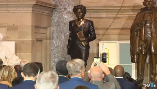 앞서 지난 9일 미국 국회의사당에 미국 민권 운동가 데이지 베이츠(Daisy Bates)의 동상이 먼저 세워졌다.