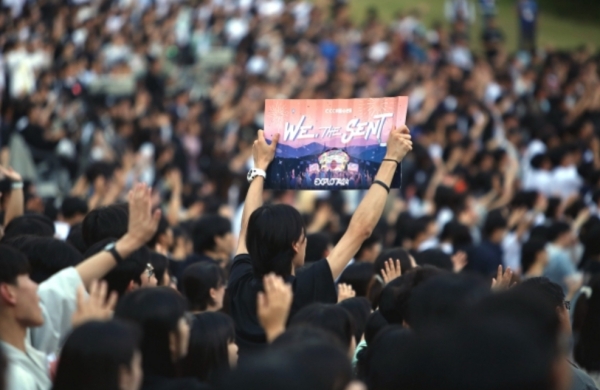 참가 젊은이가 이번 대회 주제인 ‘보냄을 받은 자’(We, the Sent)라고 적힌 팻말을 들어보이고 있다. ©CCC