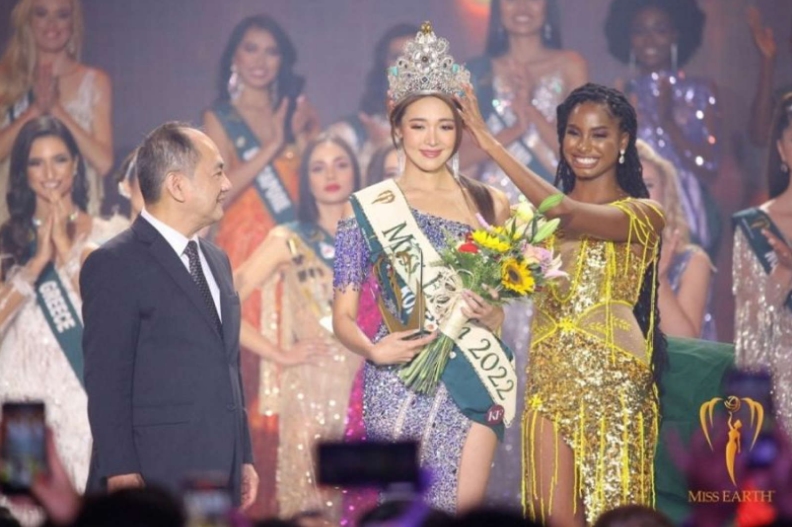 최미나수가 ‘미스 어스(Miss Earth) 2022′에서 우승 왕관을 차지하는 모습. Miss Earth 페이스북© 제공: 파이낸셜뉴스