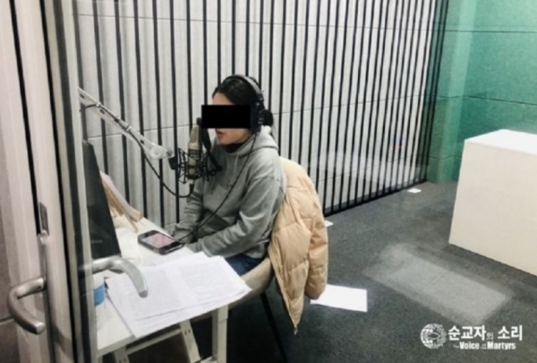 순교자의소리의 한 자원봉사자가 북한에 매일 송출되는 라디오 방송을 위해 한국 기독교 초기 지도자들의 설교를 녹음하고 있다.     ©순교자의소리
