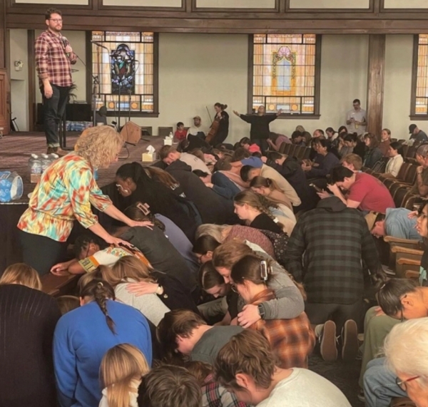 애즈베리대학교 휴즈 예배당에 모인 사람들이 기도하고 있다. ⓒ류응렬 목