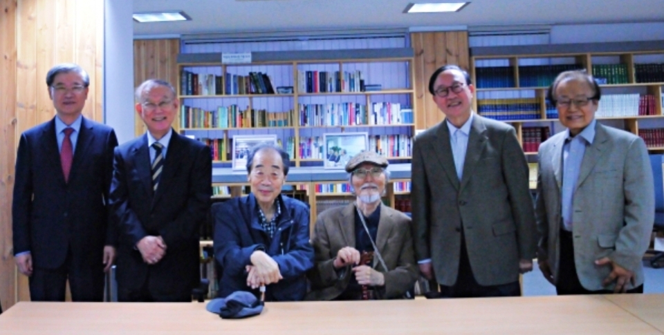 (왼쪽부터) 정일웅·김균진·김경재·강근화·김영한·오성종 박사.    ©한국신학아카데미