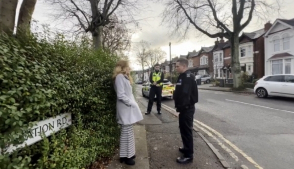 ​경찰의 제지를 받고 있는 생명운동가 이사벨 본 스프루스         ⓒAlliance Defending Freedom UK
