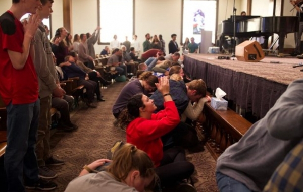 미국 애즈베리대학교의 '24시간 예배와 기도' 행사에서 학생들이 간절히 기도하고 있다.