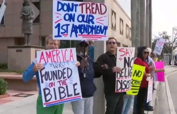 캐슬린 C. 라이트 관리 센터 밖에서 “미국인은 성경에 기초를 두었습니다”, “우리의 종교적 자유를 짓밟지 마십시오” 등의 팻말을 들고 항의했다.       ⓒ영상캡처<br>