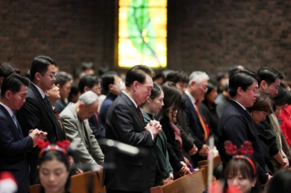 정동제일교회 성탄예배에서 기도하는 윤석열 대통령 ©대통령실