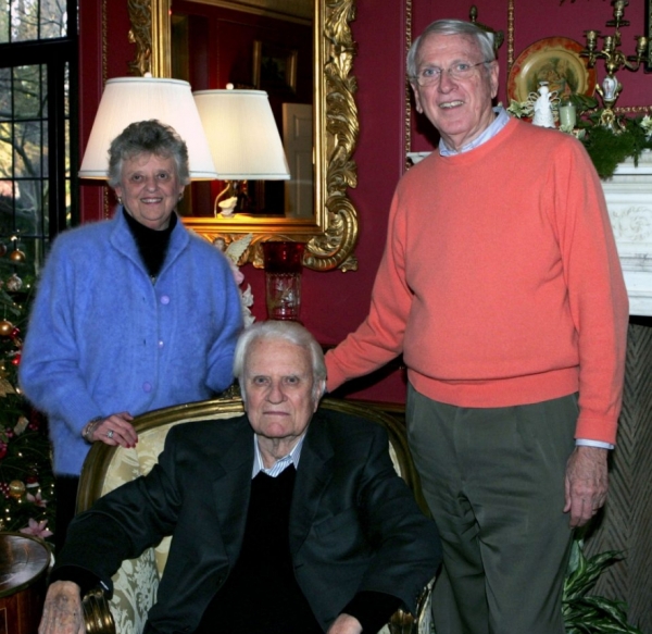 2004년 진 그레이엄 포드(Jean Graham Ford)와 그녀의 오빠(가운데), 남편 레이튼 포드(오른쪽).