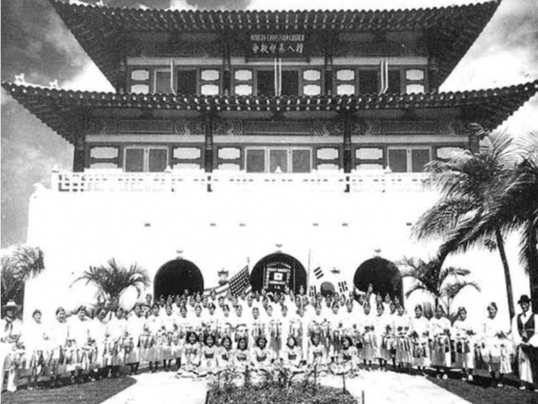 1938년 4월 완공된 한인기독교회 모습. 1939년 2월 교회건립에 이바지한 ‘대한부인구제회’ (The Korean Women’s Relief Society) 회원들이 교회를 배경으로 찍은 사진.