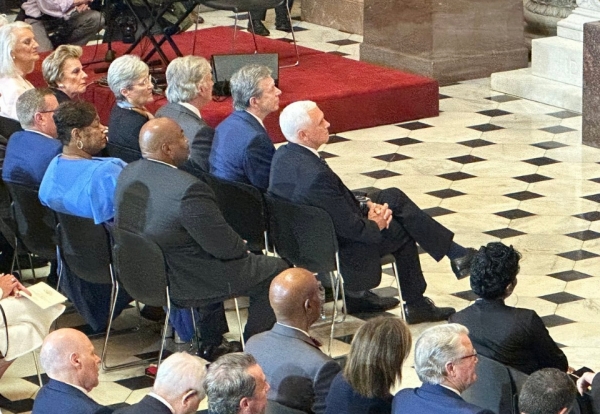 마이크 펜스(Mike Pence) 전 미국 부통령이 앞자리에서 제막식에 참석하고 있다.    ⓒ영상캡처