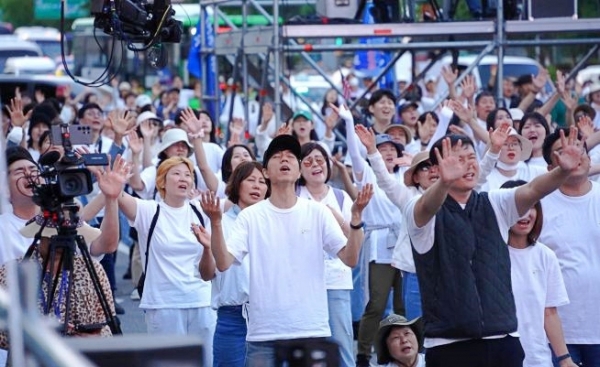 서울광장 건너편 대한문 앞을 중심으로 열린 거룩한방파제 통합국민대회 참석한 청년들이 간절히 기도하고 있다<br>