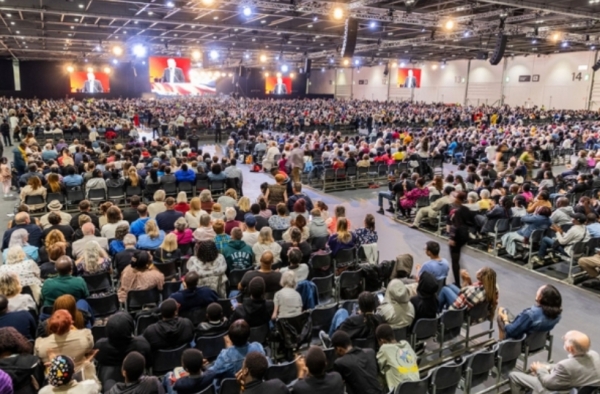 지난해 8월애 열린 연국 전도 집회에 1만여 명이 넘는 사람들이 집회 장소를 가득 채웠고, 1천여 명이 그리스도를 영접했다.   BGEA