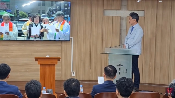 퀴어축제 동영상을 시청하며 참여 목회자들을 가리키고 있다.       ⓒ영상캡처