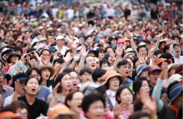 한국교회 기도의 날에 성도들이 간절히 기도하고 있다     뉴스제이DB