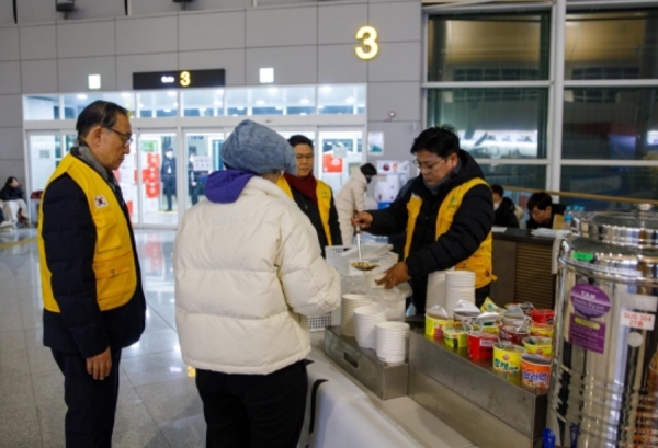 구호팀은 유가족들에게 음식과 음료 등을 제공하며 작게나마 위로와 온정을 전했다. ©한국기독교연합봉사단 제공<br>